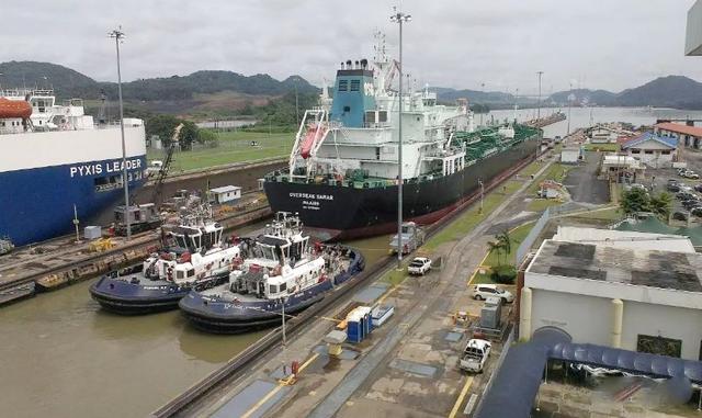 你知道巴拿马运河和苏伊士运河，过一条船只要收取多少费用吗？