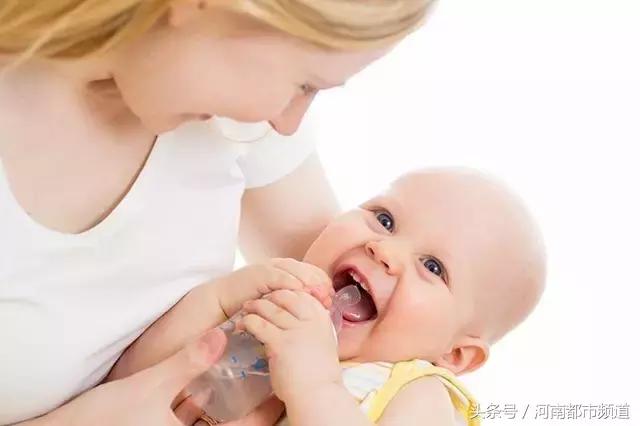郑州3月大婴儿呛奶差点夭折！监控下1分钟抢救，新手爸妈要注意！